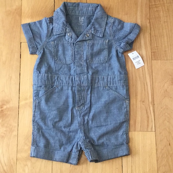 GAP Other - NWT Gap baby boy romper size 6-12months 🧊